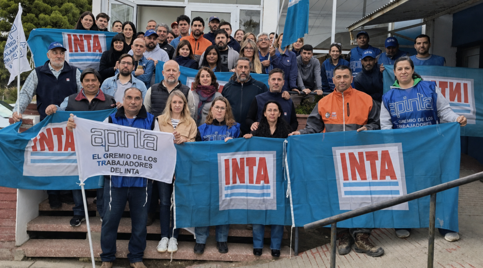 Trabajadores del INTA junto a banderas de APINTA