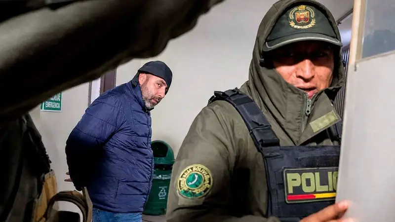 Fernando Cerimedo escoltado por la Policía de Bolivia