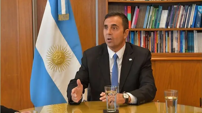 Funcionario nacional durante una reunión oficial