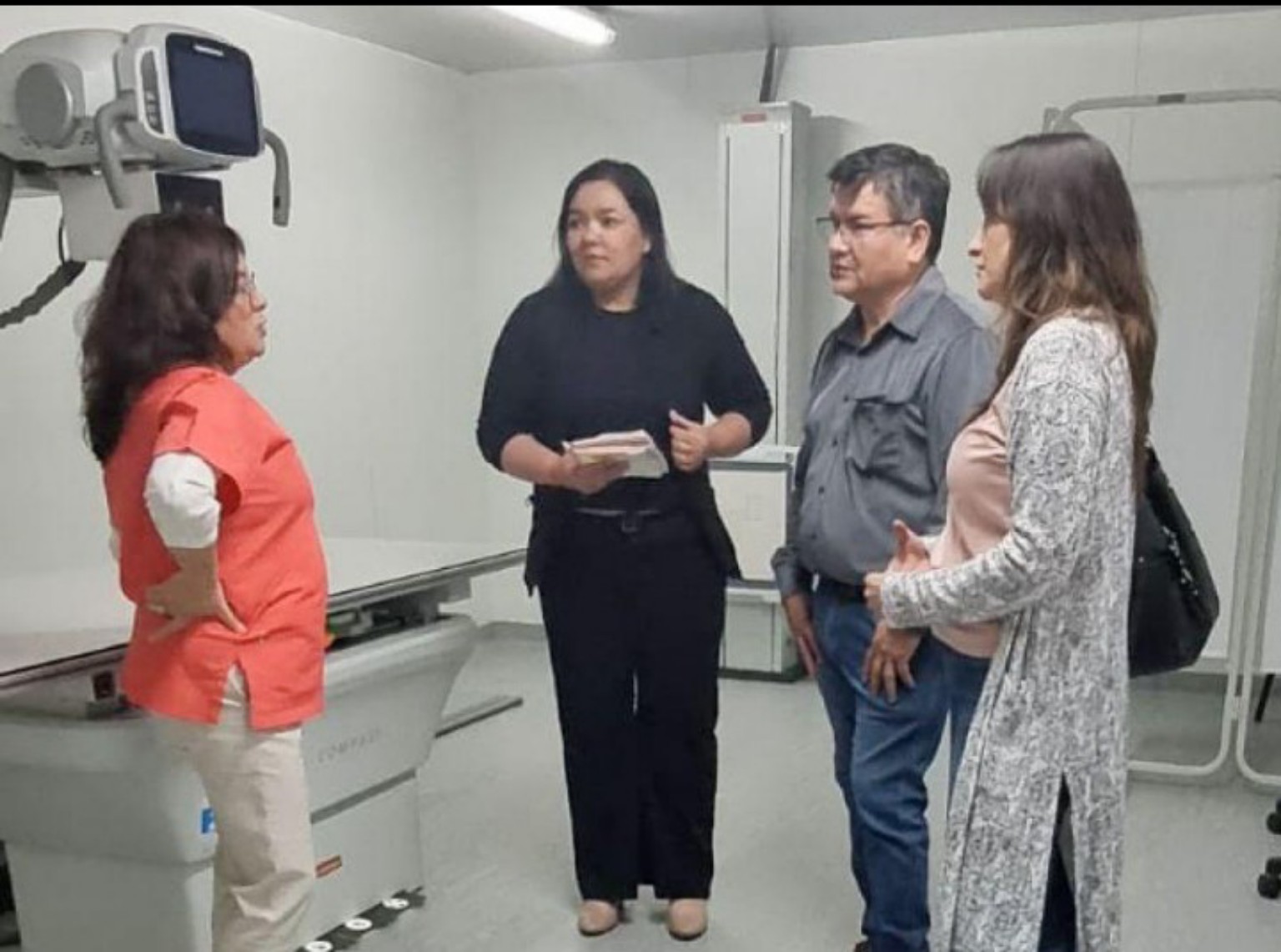 La ministra Lorena Ross durante una recorrida por el Hospital Distrital de Pico Truncado