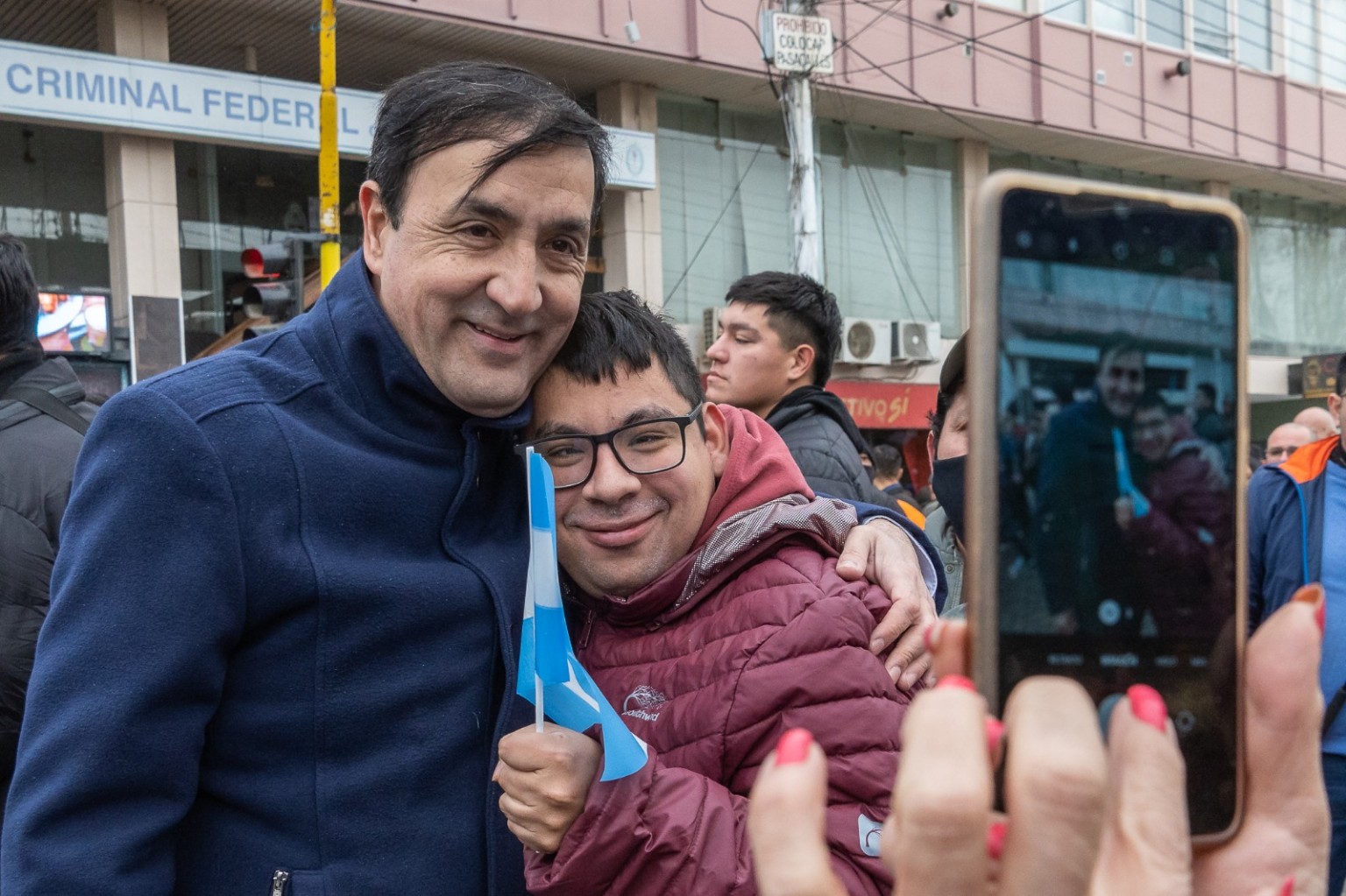 Pablo Grasso junto a un militante durante las elecciones del Partido Justicialista de Santa Cruz