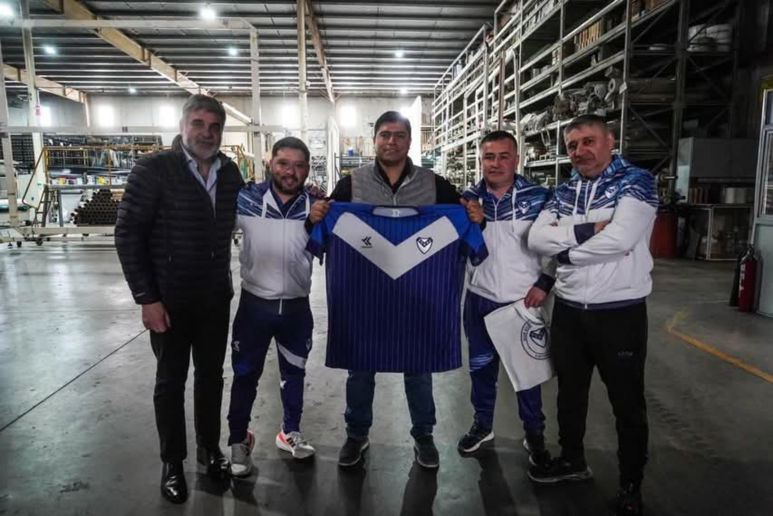Claudio Vidal junto a Daniel Gardonio y representantes de Atlético San Julián durante la entrega del césped sintético